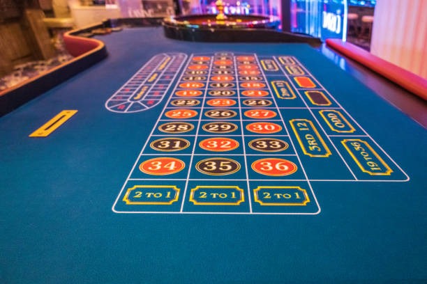 Live dealer at Kembang Kempis table with HD camera